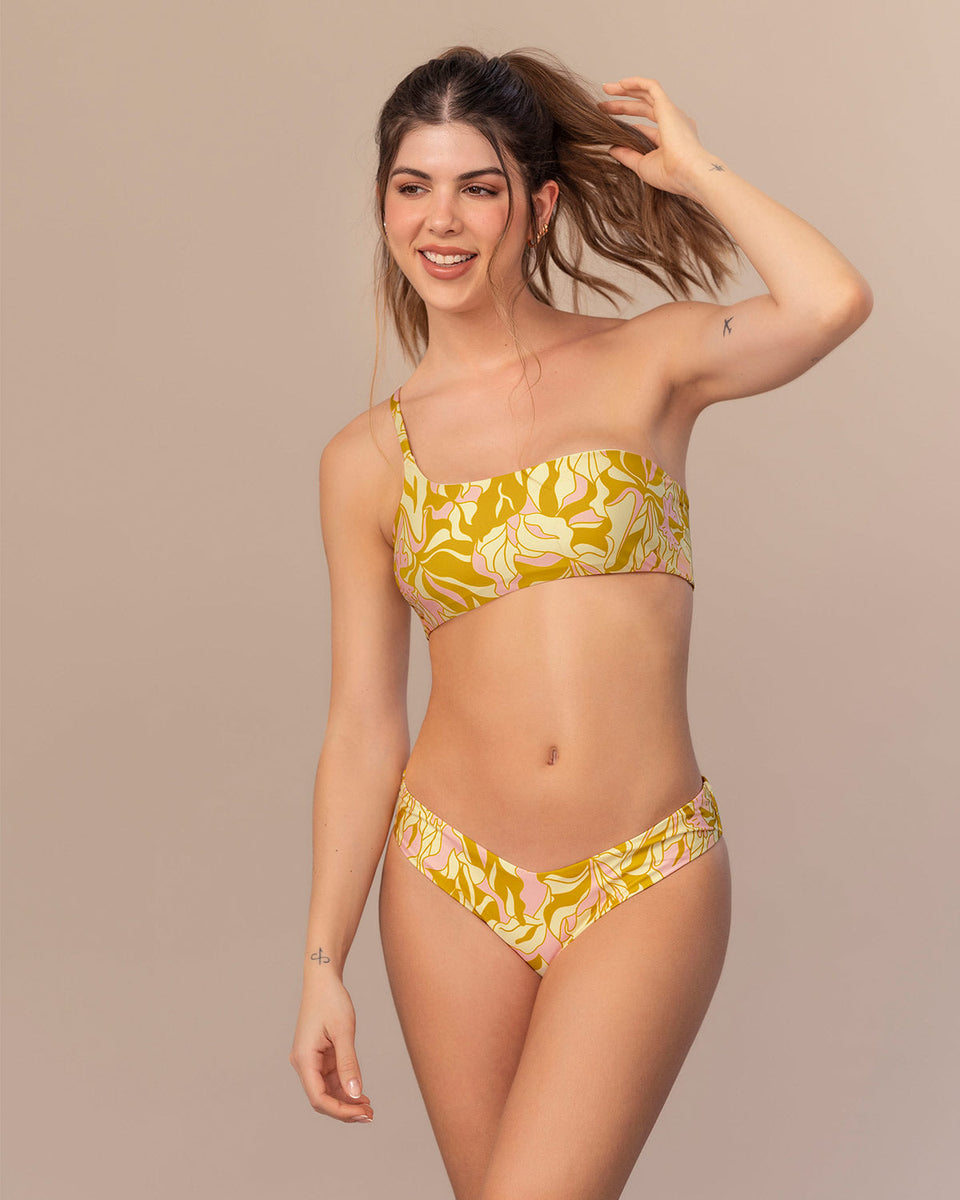 Bikini con top asimétrico ligero y braga con pretina en V