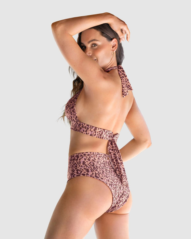 Bikini de top silueta halter y braga tiro alto#color_319-estampado-piel