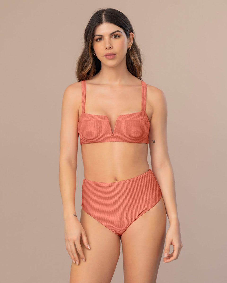 Bikini con braga de tiro alto y top de escote recto