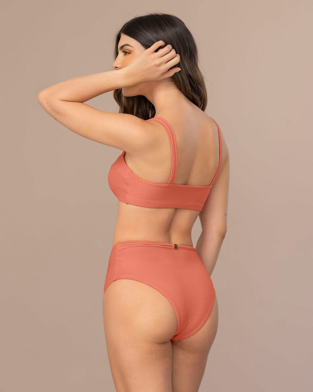 Bikini con braga de tiro alto y top de escote recto#color_319-coral