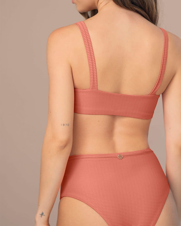 Bikini con braga de tiro alto y top de escote recto#color_319-coral