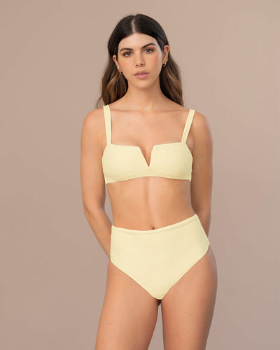 Bikini con braga de tiro alto y top de escote recto#color_898-marfil