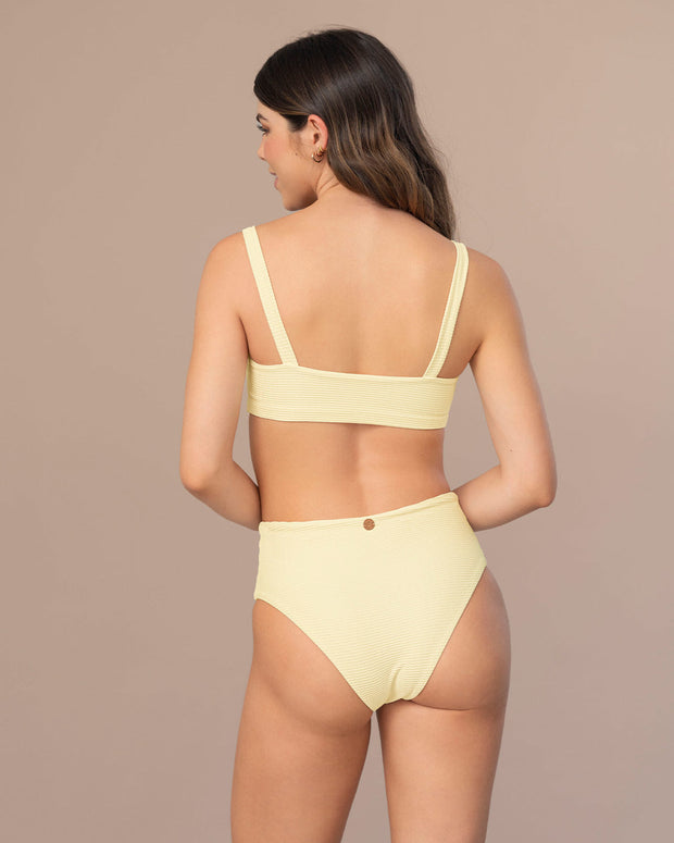 Bikini con braga de tiro alto y top de escote recto#color_898-marfil