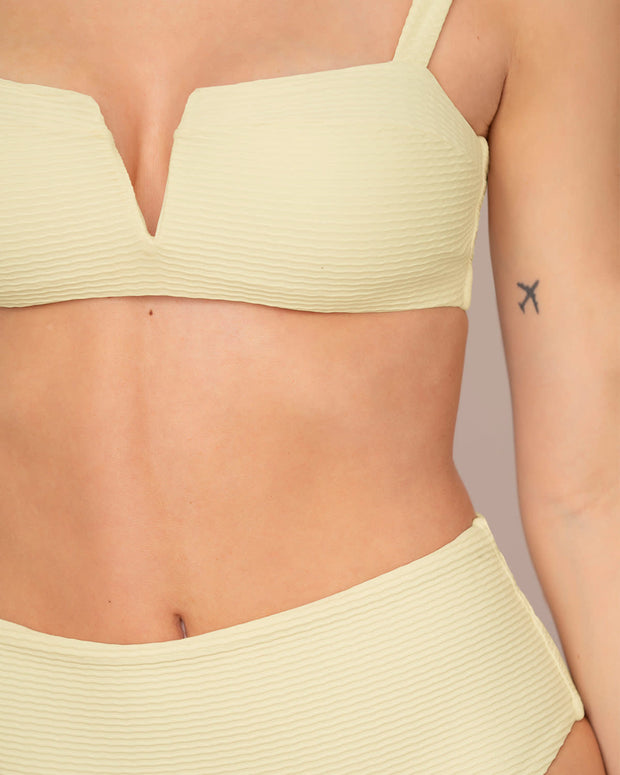 Bikini con braga de tiro alto y top de escote recto#color_898-marfil